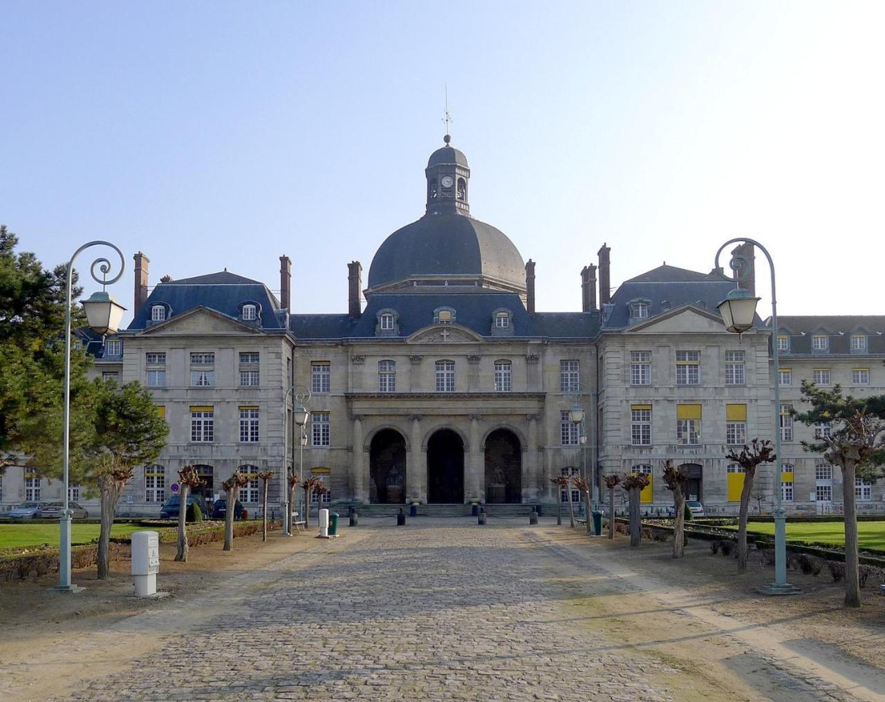 - Quartier Latin Apartment Paris
